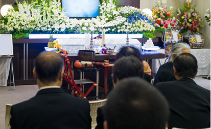 葬儀に参列する人達